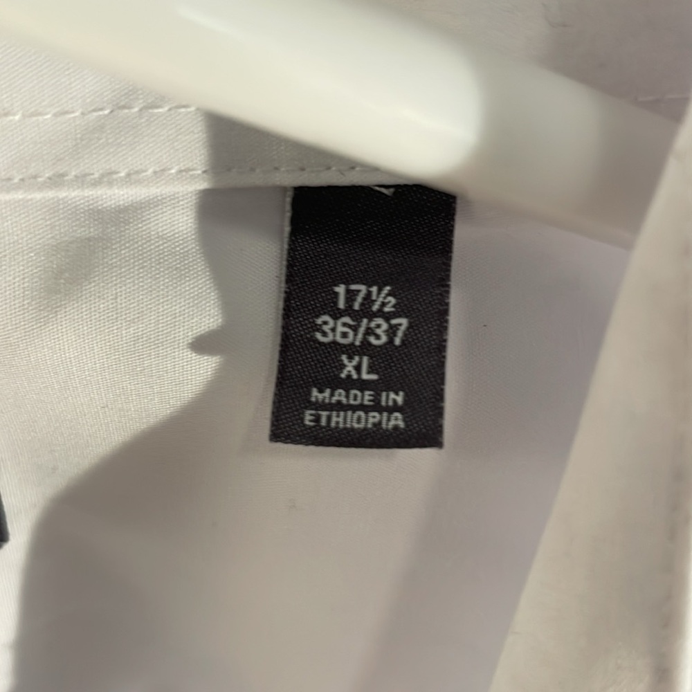 Van Heusen Long Sleeve Dress Shirt. Regular Fit. 17 1/2 x 36/37 - Picture 4 of 9